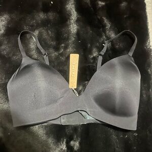 Skims NWT wireless form lightly lined bra size 34D
